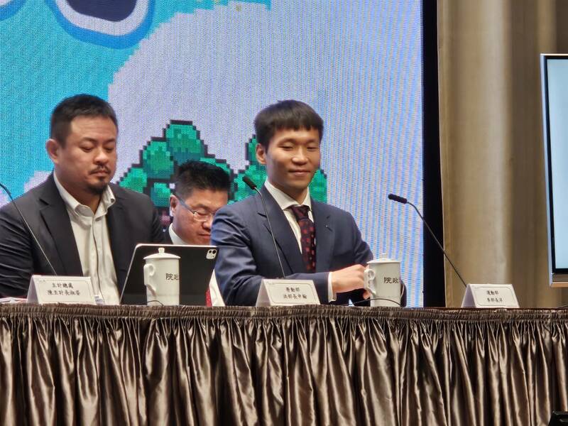 運動部長李洋11日第一次出席院會後記者會,表情與說話都略顯緊張。(Photo by 呂翔禾/台北報導)