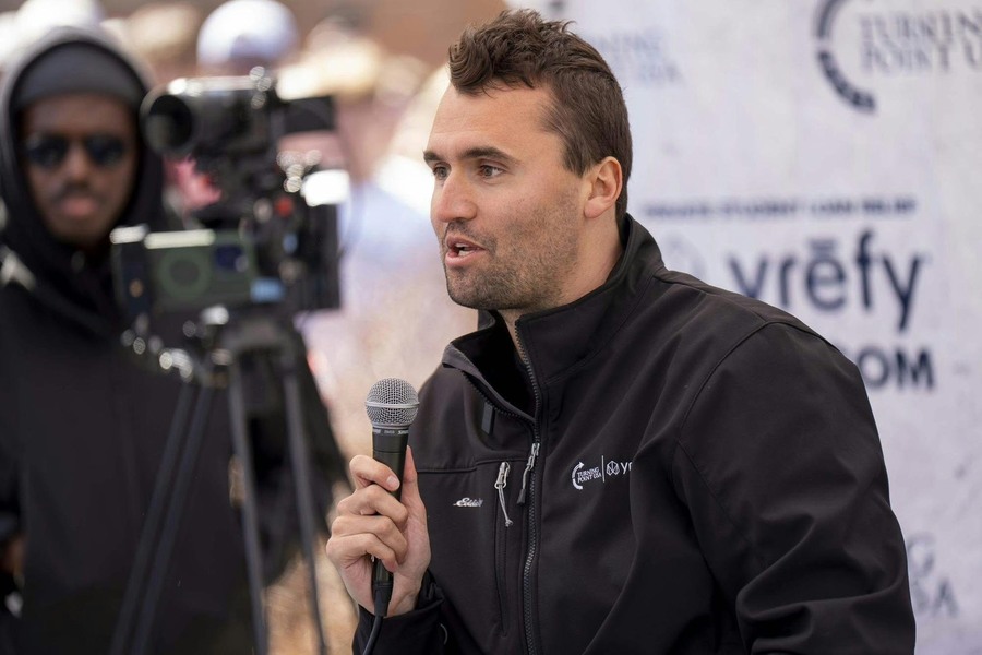 柯克那種直接進入校園知識殿堂,站在market place 的陽光下、與真人面對面、毫無遮掩地溝通彼此想法的經驗是何等可貴。(網路截圖)