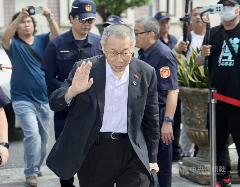 民眾黨前主席柯文哲15日應訊台北地院羈押庭,並表示自己已無力再支付高額交保金。(中央社)