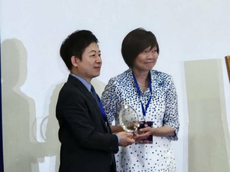 安倍遺孀安倍昭惠21日於政大「安倍晉三研究中心」成立大會上致詞。左為安倍中心主任李世暉。(Photo by 呂翔禾/台灣醒報)