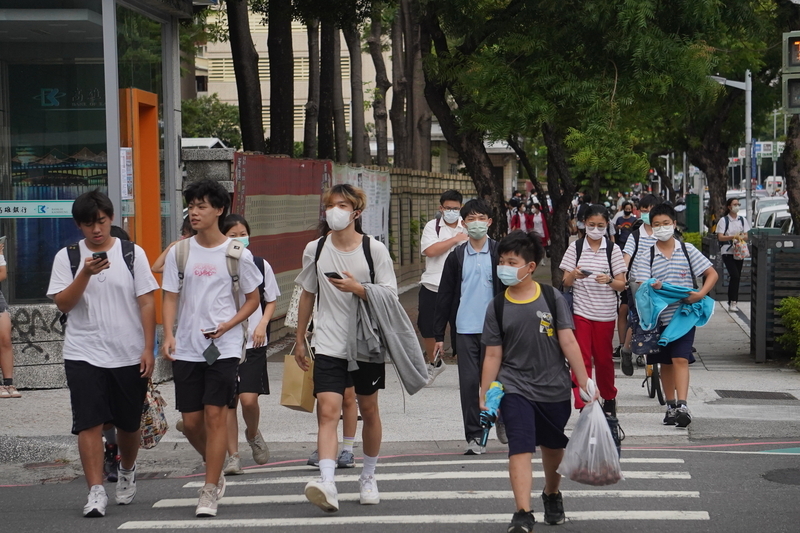 台北市衛生局與董氏基金會24日提醒,加熱菸恐成為青少年成癮破口,應積極預防青年吸食。(中央社示意圖)