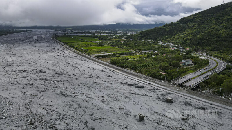目前堰塞湖剩餘蓄水量還有1300萬噸,且周圍地質不穩下,政府呼籲附近民眾不要前往河邊。(中央社示意圖)