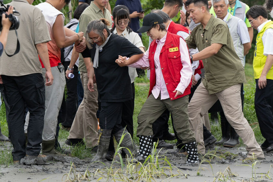 政府的責任不是等人民哭了才來,而是災難一發生,就要讓人民感受到溫度與秩序。