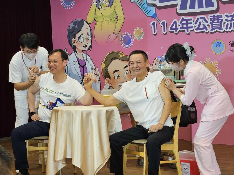 疾管署1日舉行「左流右新」雙疫苗開打記者會,邀請多位官員與名人施打,盼刺激打氣。(Photo by 呂翔禾/台灣醒報)
