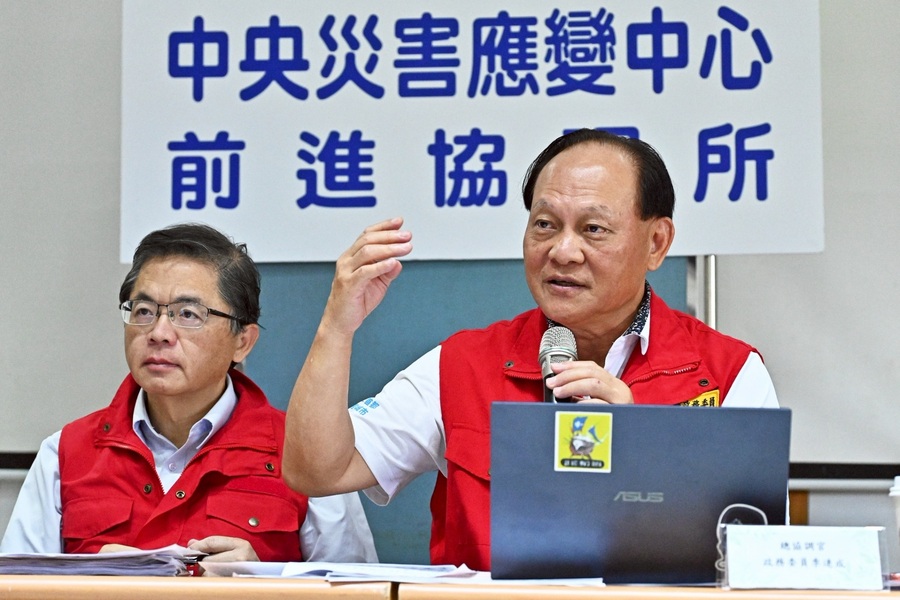 政務委員季連成2日表示,災區還是很需要志工協助清淤與垃圾,飲食等方面政府都會妥善分配。(行政院提供)