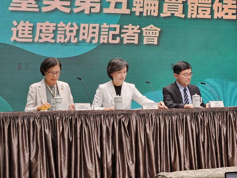 行政院副院長鄭麗君(中) 2 日對外說明台美經貿談判進度。(Photo by 呂翔禾/台灣醒報)