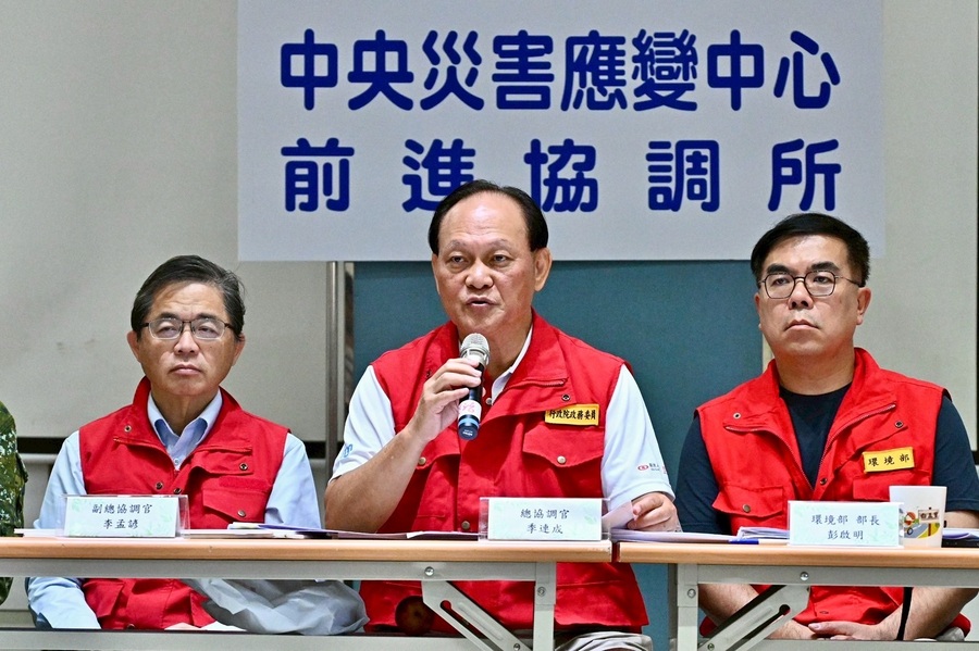 政務委員季連成6日出席前進協調所記者會,提醒志工明天光復相關學校將復學,志工不得進入清理。(行政院提供)