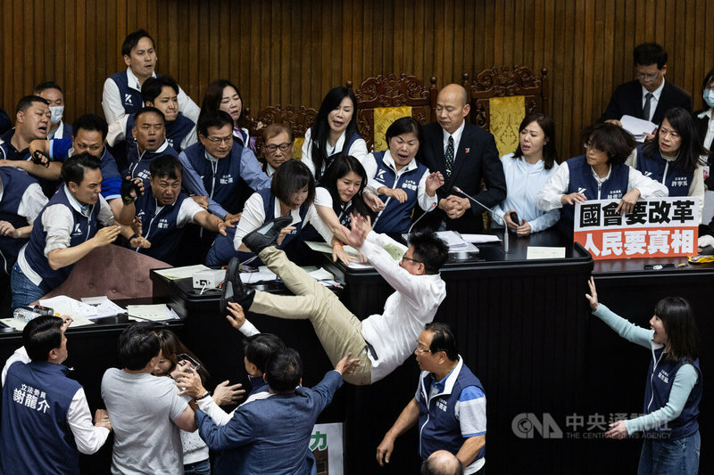 朝野如今就軍警消預算,似乎又陷入如去年總預算般無解的紛爭,各黨最好理解民眾對這些無盡的紛爭早已厭煩。(中央社示意圖)