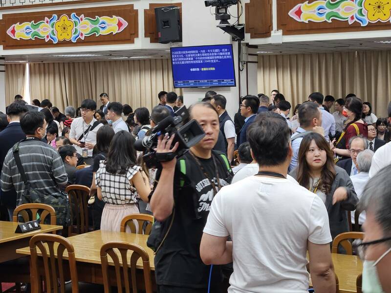 立法院財政委員會8日跨委員會審查中央政府因應國際情勢強化經濟社會及民生國安韌性特別預算案」,現場官員人山人海。(Photo by 呂翔禾/台灣醒報)