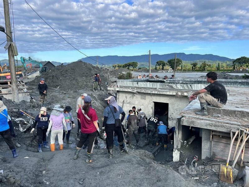 民進黨立院黨團13日舉行記者會,呼籲國民黨團修改《樺加沙重建條例》第6條,不要永久屋、不要強制遷離。(中央社示意圖)