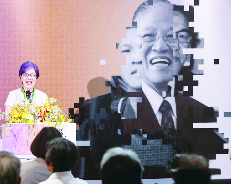 李登輝前總統的女兒李安妮在音樂會中致詞。(網路截圖)