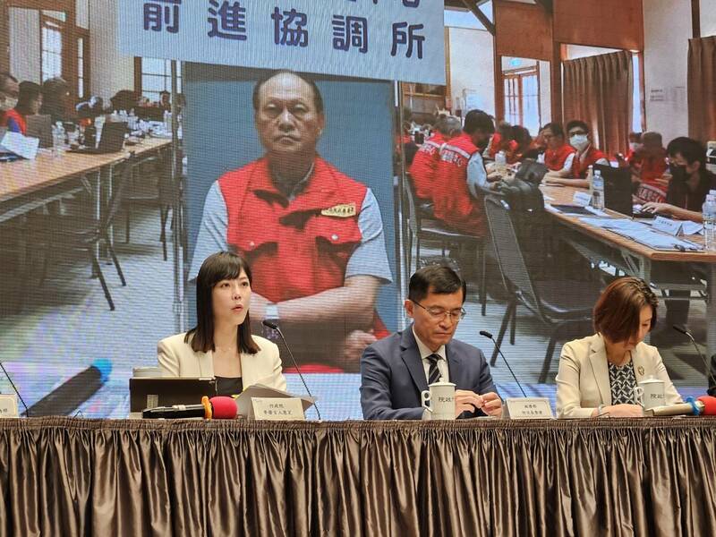 政務委員季連成16日簡報光復災區復原與未來因應風神颱風的狀況。(Photo by 呂翔禾/台灣醒報)
