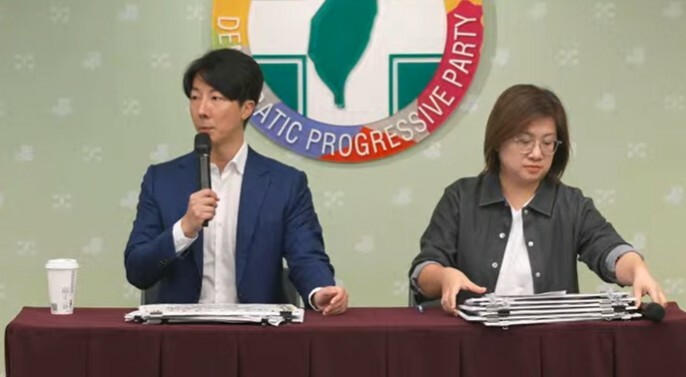 民進黨22日召開記者會,呼籲藍白不要停砍年金所得替代率。(直播截圖)