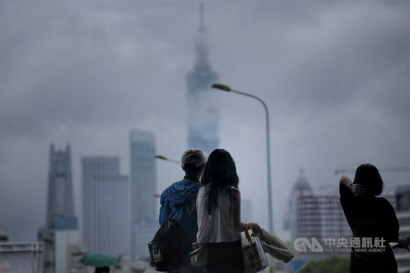 雨下到什麼時候?氣象專家普遍預測下到周三(29日),但11月起會有明顯降雨。(中央社示意圖)