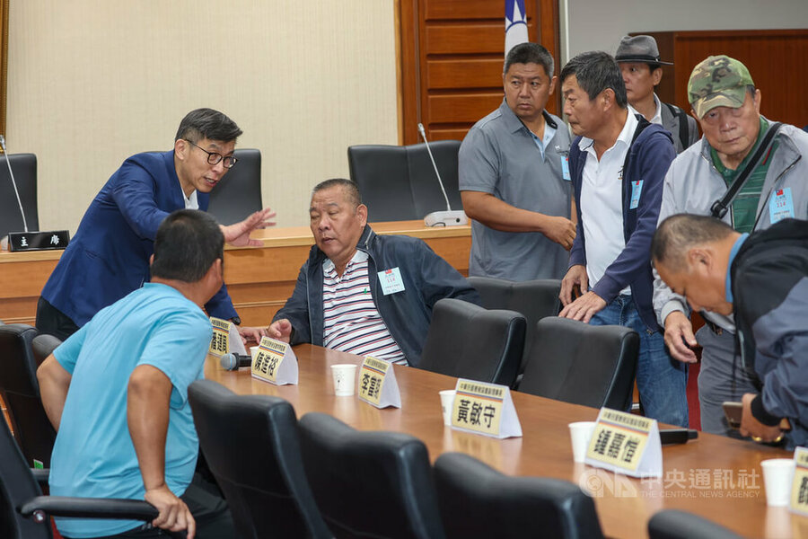 養豬協會28日拜會藍綠黨團,盼兩黨協助因應非洲豬瘟的禁運與禁宰政策,還有養豬業後續轉型與調整。(中央社)