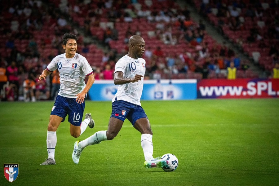 台灣國家隊進攻主力安以恩(白衣),本季在中甲打出讓人振奮的佳績,明年展望中超。(photo from 台灣足協官方臉書)