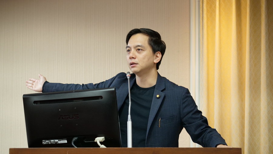 藍委牛煦庭29日質詢時指出,入境豬肉罰則中有「首次非故意」免罰漏洞,應該刪除相關條款、強化防疫力道。(牛煦庭辦公室提供)