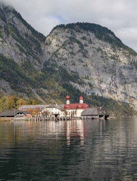 旅行團雖有國王湖遊湖行程,但沒講清楚不包括中途站的聖巴多羅買教堂,所以不能下船參觀,只能過水拍張遠照。(作者提供)
